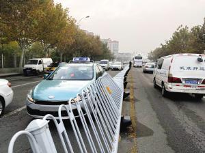 吃瓜挂护栏视频,视频记录惊魂瞬间