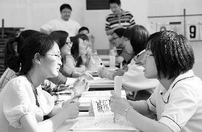 高考减压视频父母吃瓜,父母“吃瓜”助力孩子轻松迎考