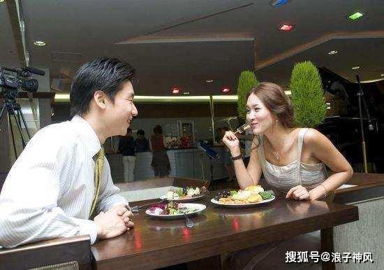 相亲现场吃瓜群众,吃瓜群众眼中的甜蜜与尴尬