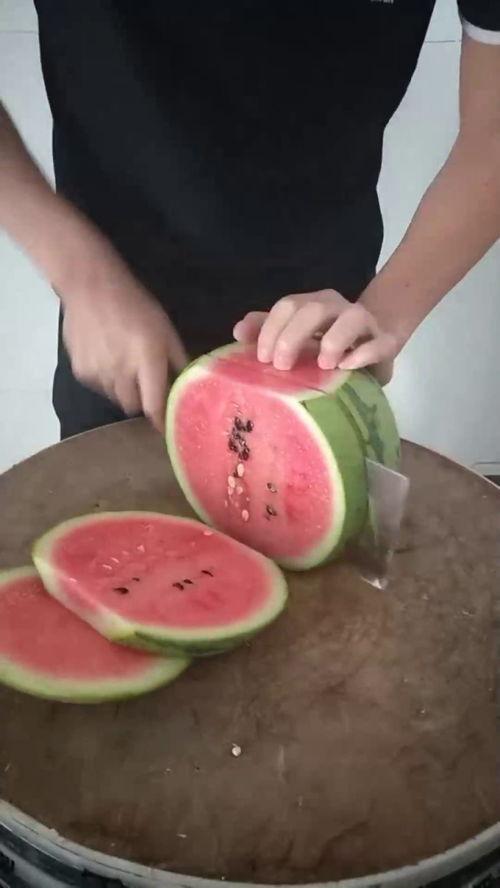 儿童在家吃瓜,宝贝们在家快乐吃瓜记