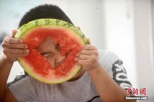 儿童吃瓜拍摄,小宝贝欢乐吃瓜瞬间