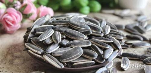 楼上嗑瓜子吃瓜,揭秘邻里间的欢乐时光