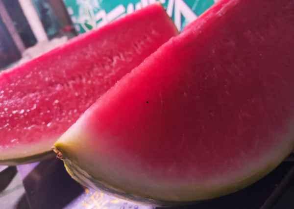 瓜地里吃瓜的心情,心旷神怡的夏日食瓜时光