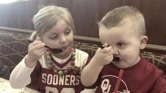 弟弟吃瓜真可爱