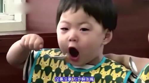 弟弟吃瓜真可爱