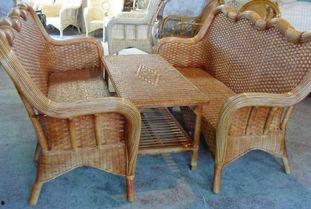 坐在椅子上吃瓜