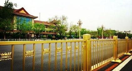 吃瓜自己变成瓜撞护栏,意外成瓜撞护栏的惊险瞬间