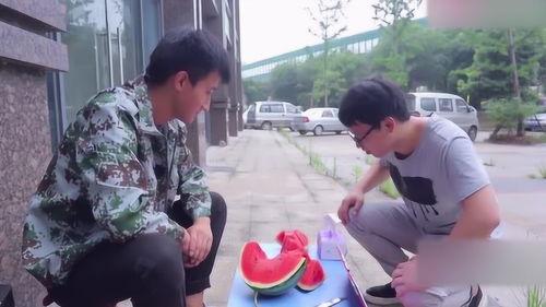 男子吃瓜被撞翻,意外成街头焦点