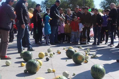 游三吃瓜比赛,游三吃瓜大赛精彩瞬间回顾