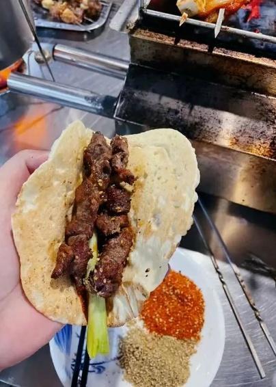 淄博烧烤乐亭吃瓜,一场美食与娱乐的盛宴碰撞