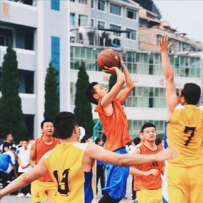 篮球少年吃瓜视频,揭秘球场背后的趣味瞬间