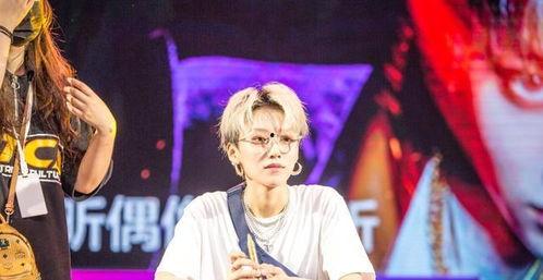 刘雨昕吃瓜群众